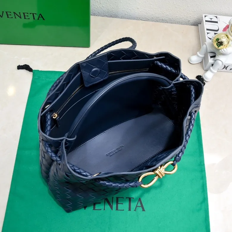 The 2023 new Andiamo batch of 2260 BV has been shipped‼ ️Really popular🔥The new Andiamo woven handbag launched by Bottega Veneta this season is really popular all over the world! ! Celebrities at home and abroad have worn it, and Oscar-winning actress Michelle Yeoh has taken it out on the street. Song Jia, Trai Yara, Yu Feihong, Sanji Ayaka, Rosie Hunting-Whiteley, Yoshioka Riho, etc. have all picked up this bag. It is classic and versatile, showing off its temperament, and the bag capacity is also large, which is very convenient for daily commuting! ! A variety of carrying methods, the shoulder straps can be adjusted by yourself, the original lambskin feels soft and delicate, and the unisex style breaks gender boundaries and brings a more practical and longer-lasting use experience. Andiamo, which has both elegant and casual styles, perfectly interprets the true appearance of "fashionable old money style". Style number: 8463 Size: 32*24*12